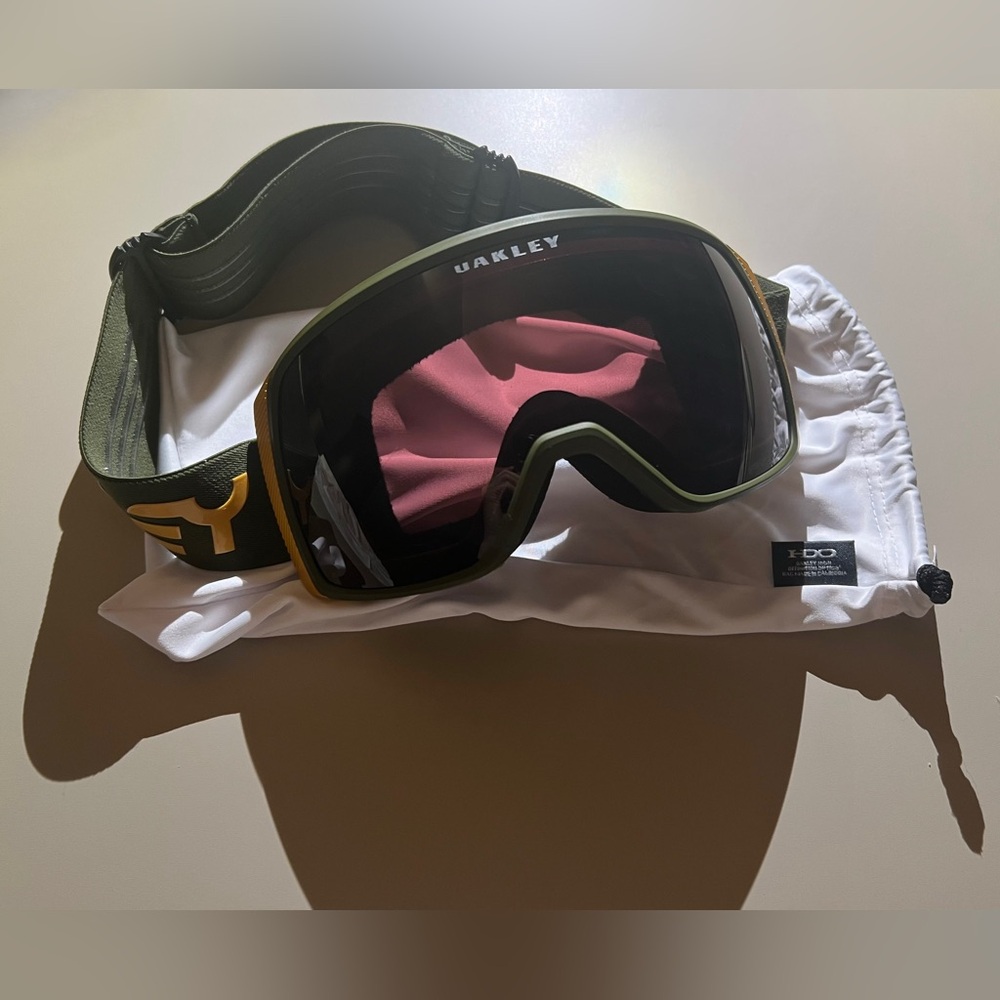 Oakley Flight Tracker XS Premium Snow Goggles Prizm Dark Grey Spherical Lens